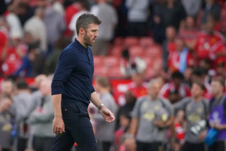 Michael Carrick đi bộ trên sân sau trận Man Utd gặp Man City tại Ngoại hạng Anh ở Old Trafford, Manchester, Anh, ngày 13/9/2026. Ảnh: AP
