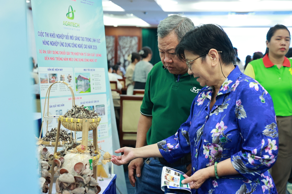 Chuyên gia đánh giá mô hình sản phẩm khởi nghiệp nông nghiệp công nghệ cao TP HCM, sáng 20/10. Ảnh: An Phương