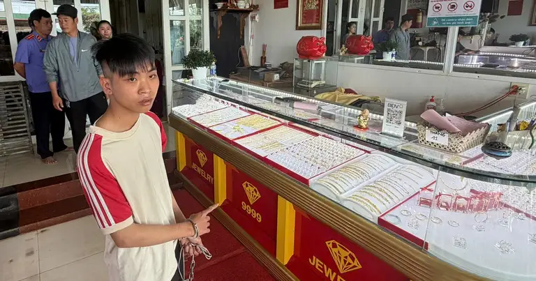 Cướp tiệm vàng rồi tìm đường tẩu thoát, bị bắt sau hơn 6 giờ