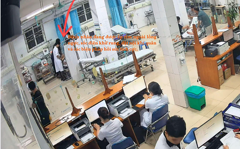 Bác sĩ ép tim ngoài lồng ngực bệnh nhân tại phòng cấp cứu. Ảnh: Bệnh viện cung cấp