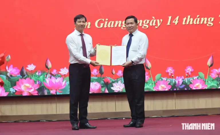Ông Nguyễn Thành Tâm (trái) trao quyết định của Ban Bí thư về việc điều động, chỉ định trung tướng Đinh Văn Nơi làm Phó bí thư Tỉnh ủy An Giang kiêm Bí thư Đảng ủy đặc khu Phú Quốc