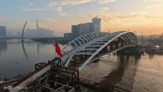 Cận cảnh mái vòm thép hình lá dừa cầu đi bộ sau khi hợp long, sáng 22/10. Ảnh: Thanh Tùng