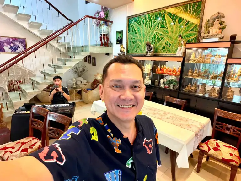 Hữu Châu chụp ảnh với một góc nhà đầy kỷ niệm của nghệ sĩ Kim Cương - Ảnh: FBNV