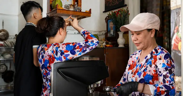 Chồng đột ngột mất vì COVID-19, vợ nghỉ nghề giáo bán cà phê vỉa hè nuôi con