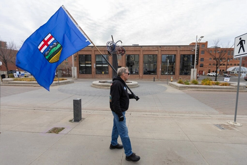 Một người ủng hộ Alberta độc lập tại trung tâm thành phố Edmonton, thủ phủ bang Alberta, ngày 19/10. Ảnh: AFP