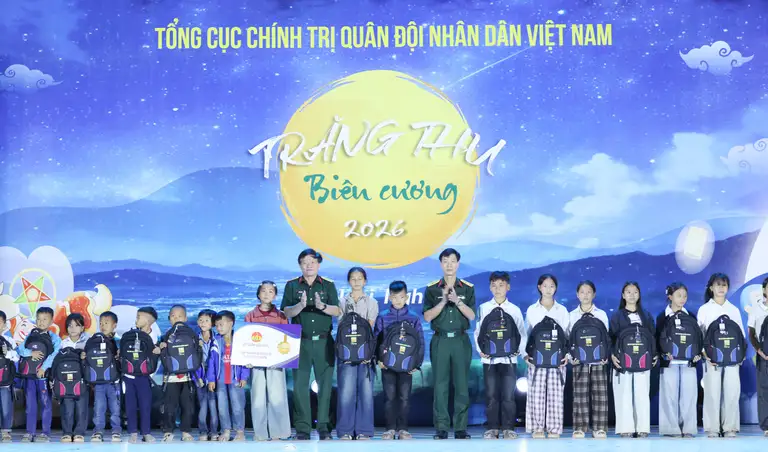 Tặng quà năm học mới cho các em nhỏ nơi biên cương trong mùa trăng - ẢnhL BTC