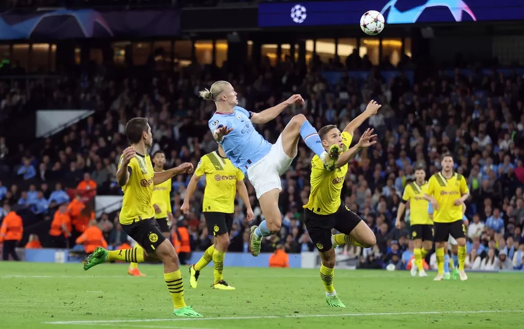 Haaland tung người dứt điểm ghi bàn trong trận Man City gặp Dortmund ở Champions League ngày 14/9/2022. Ảnh: Reuters