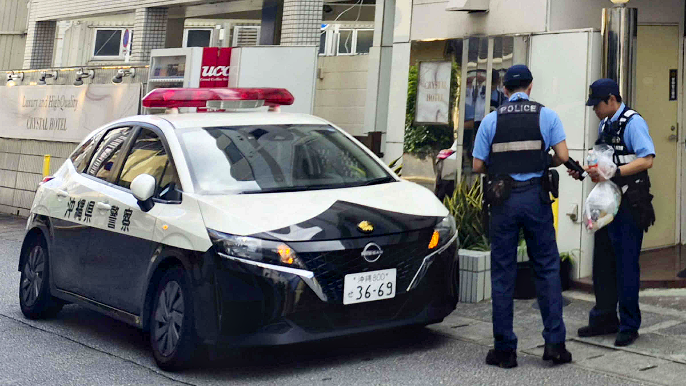 Cảnh sát điều tra tại khu vực phát hiện thi thể người phụ nữ ở thành phố Naha, tỉnh Okinawa, Nhật Bản ngày 4-10 - Ảnh: KYODO