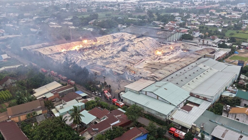 Hơn 2.000 m2 xưởng gỗ bị cháy rụi. Ảnh: Văn Vẹn