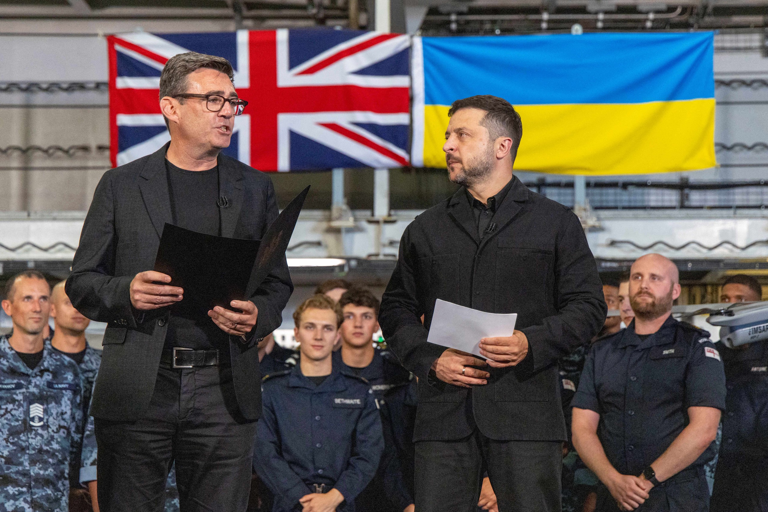 Thủ tướng Anh Andy Burnham (trái) và Tổng thống Ukraine Volodymyr Zelensky tại căn cứ hải quân Portsmouth, miền nam nước Anh, ngày 27-7 - Ảnh: AFP