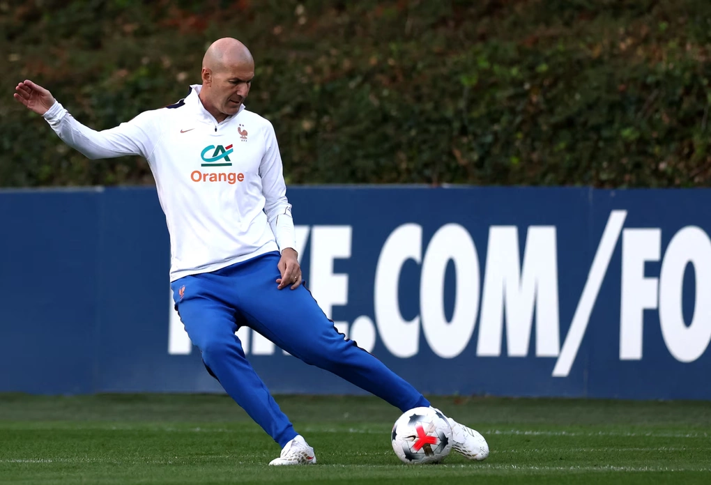 Zinedine Zidane trên sân tập của đội tuyển Pháp ở trung tâm huấn luyện Clairefontaine, Clairefontaine-en-Yvelines, Pháp ngày 21/9/2026. Ảnh: Reuters