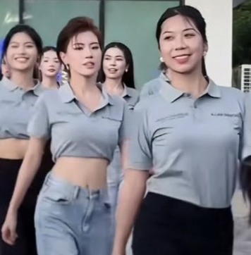 Màu sắc và kiểu dáng mẫu áo khiến một số khán giả liên tưởng đến đồng phục công nhân tại các khu công nghiệp - Ảnh chụp màn hình