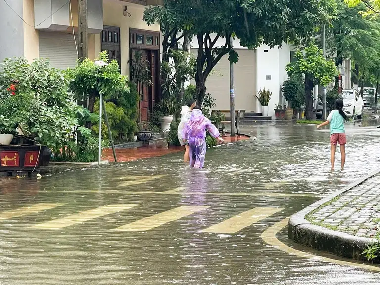 Việc mưa kéo dài, nhiều tuyến phố bị ngập khiến cho cuộc sống người dân gặp trở ngại. Ảnh: L.T.N
