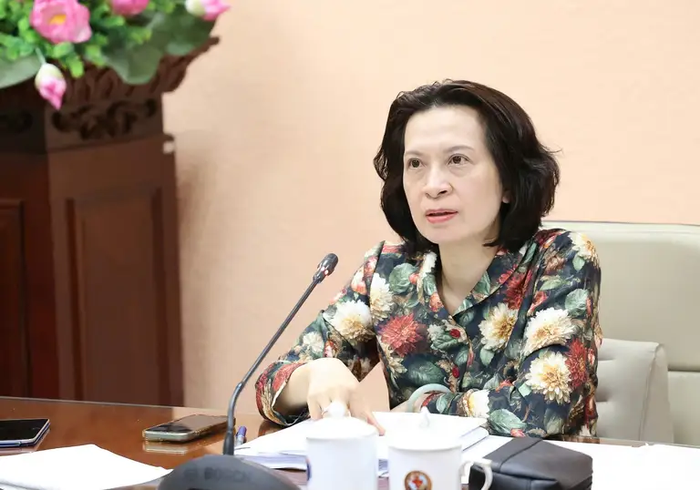 PGS.TS Nguyễn Thị Liên Hương - Thứ trưởng Bộ Y tế phát biểu chỉ đạo tại cuộc họp. Ảnh: Trần Minh