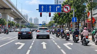 Khi biển báo và vạch kẻ đường cùng điều chỉnh một hướng đi nhưng thể hiện khác nhau, tài xế phải ưu tiên chấp hành biển báo
