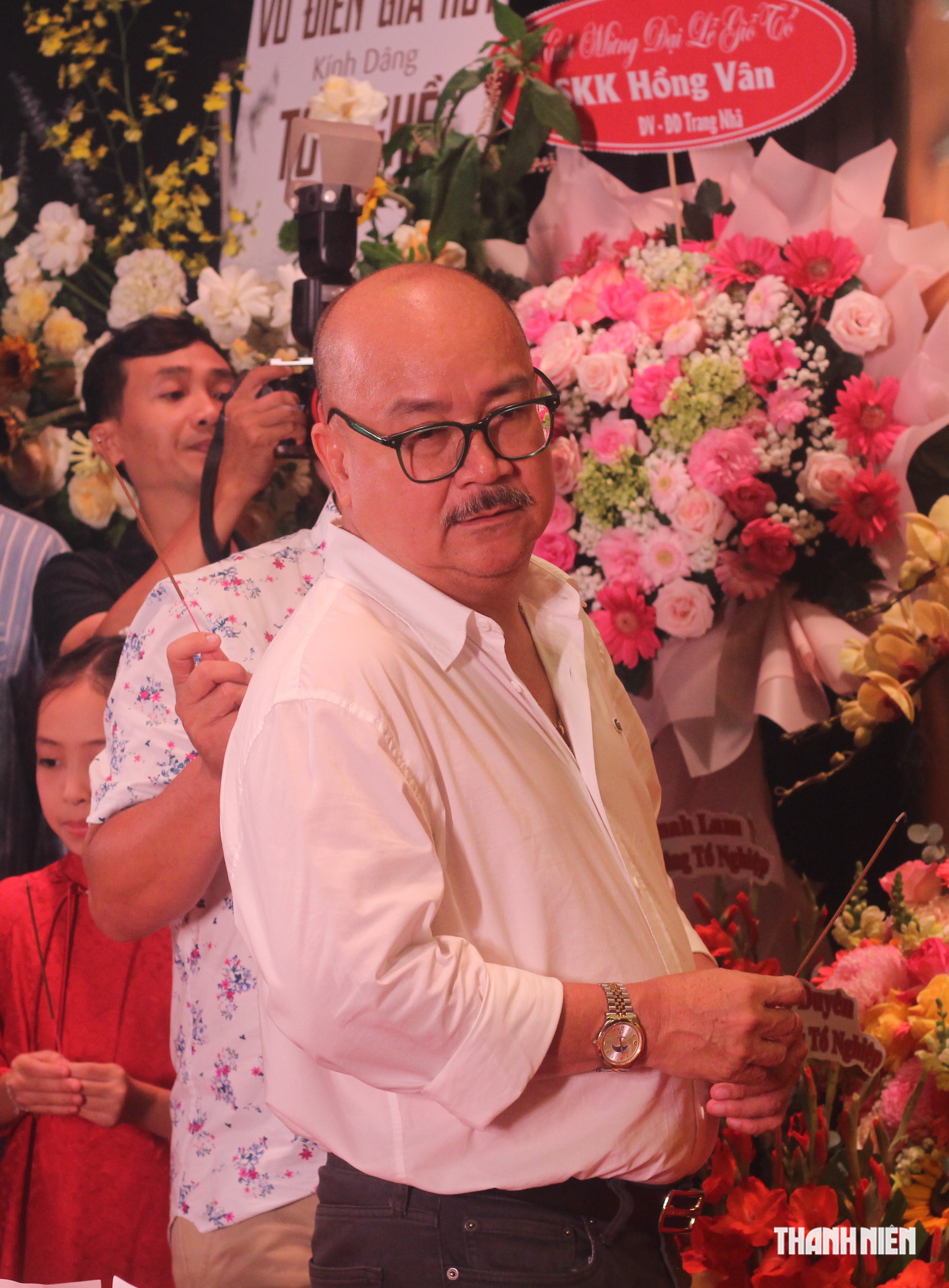 Nghệ sĩ Hoàng Sơn xúc động khi nhiều đồng nghiệp và các thế hệ học trò tề tựu trong ngày giỗ Tổ ngành sân khấu