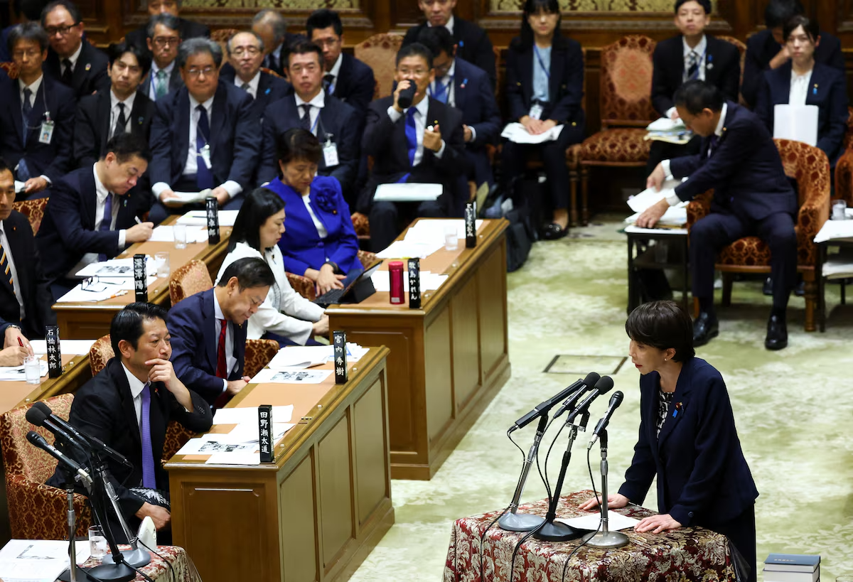 Bà Takaichi phát biểu tại phiên họp Ủy ban Ngân sách Hạ viện ở Tokyo ngày 14-10 - Ảnh: REUTERS