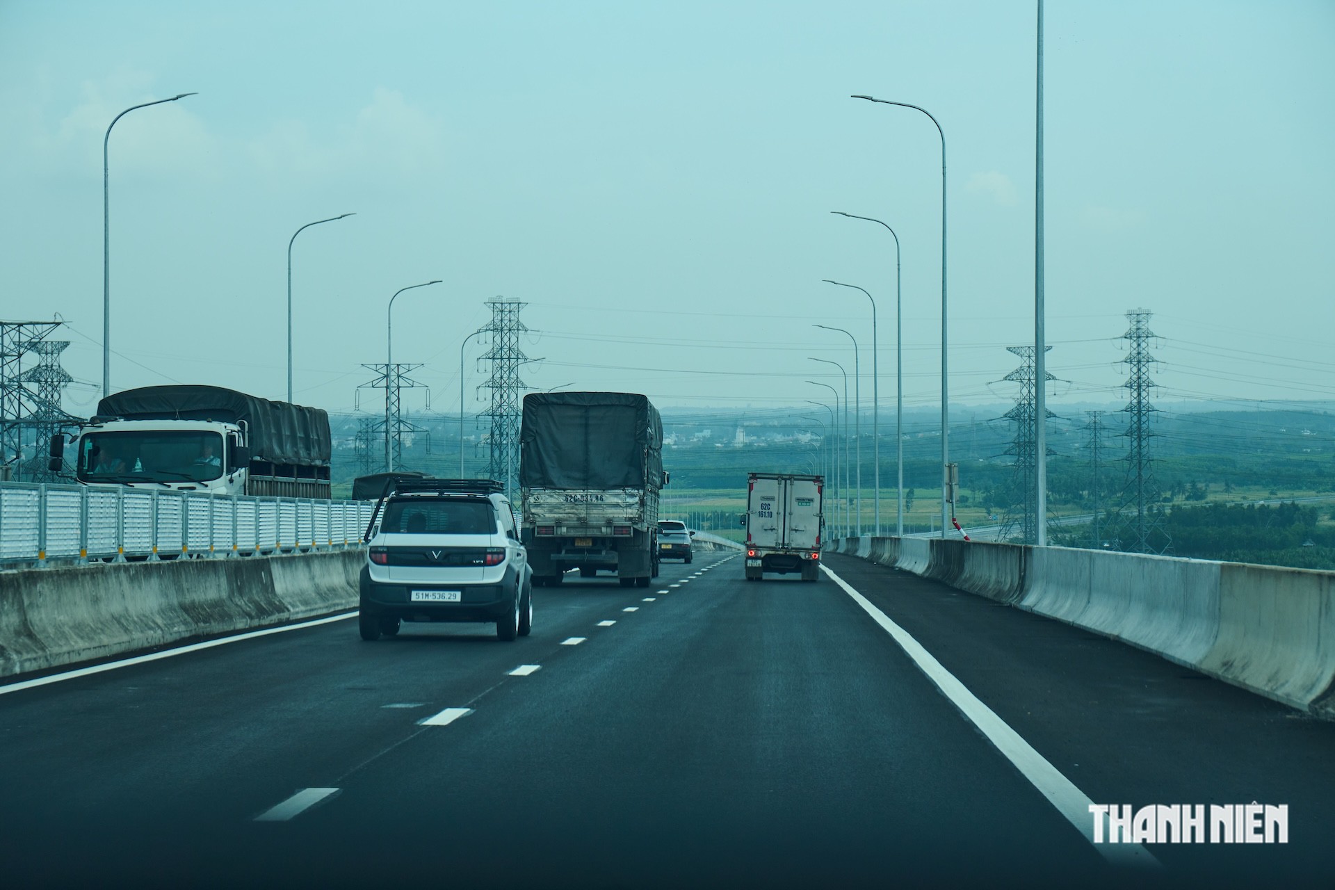 Với tình huống đường có 2 làn xe, xe bên phải chạy nhanh hơn bên trái không tính là vượt phải
