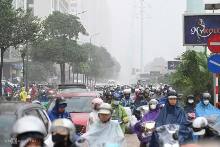 Nước ngập sâu khiến phương tiện qua khu vực Tố Hữu rối loạn. Ảnh: Phạm Chiểu