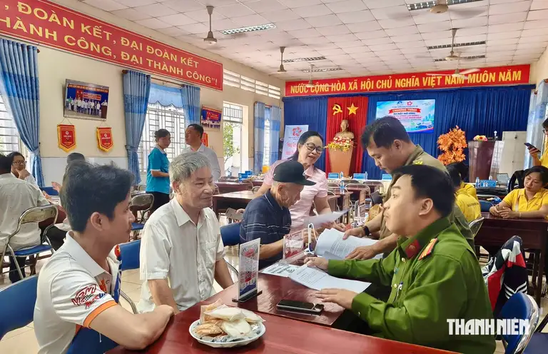 Người dân được phục vụ giải quyết thủ tục hành chính ở nhiều lĩnh vực