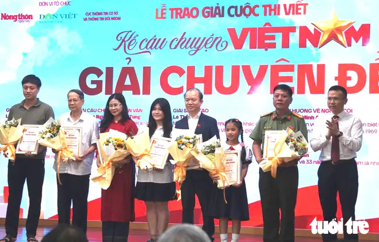 Các tác giả nhận giải chuyên đề, trong đó có đại biểu quốc hội Bùi Hoài Sơn (thứ 4 từ phải qua) và bé 8 tuổi Thái Ngọc Xuân Linh (thứ ba từ phải qua) - Ảnh: THIÊN ĐIỂU