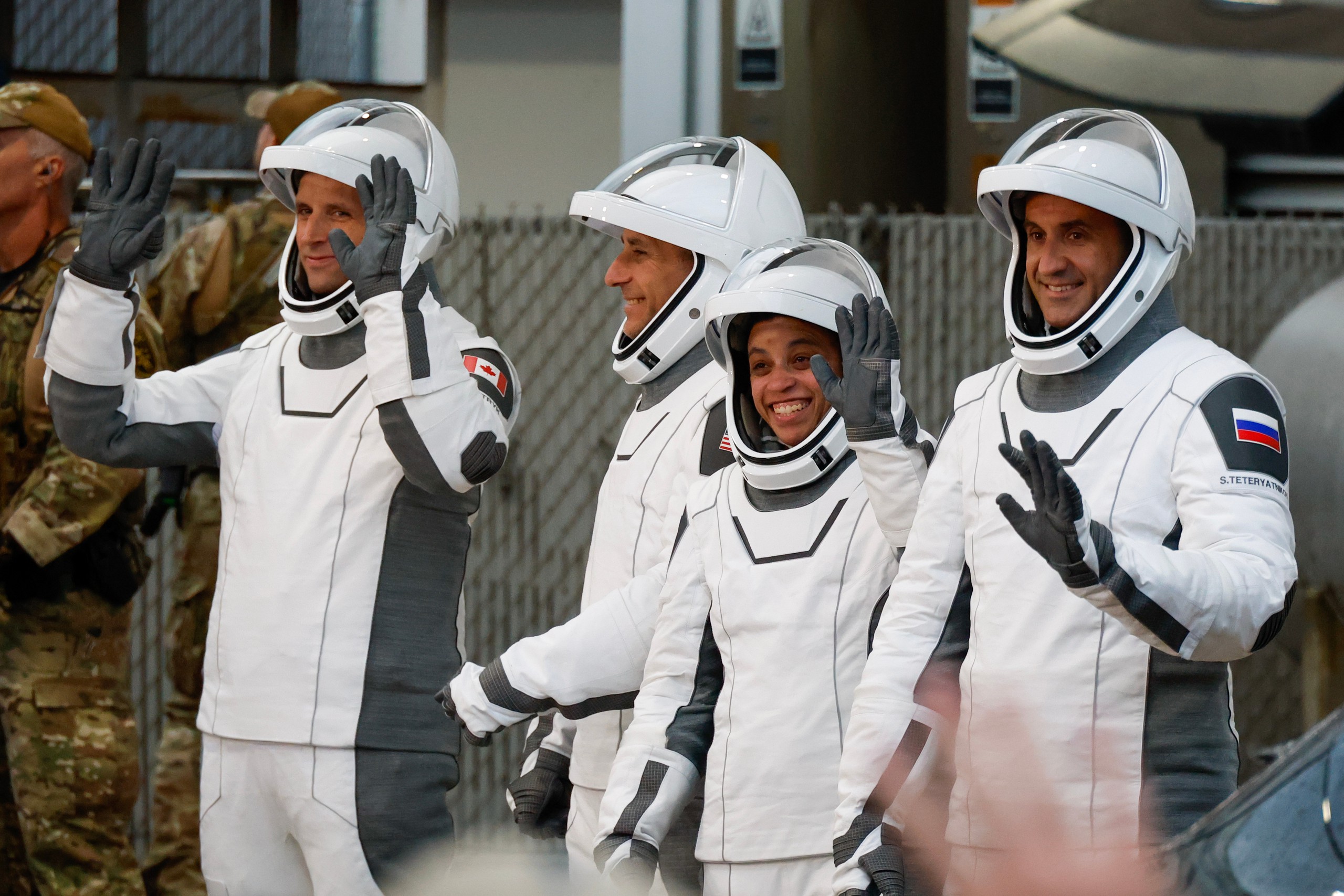 Từ trái qua: các phi hành gia Joshua Kutryk (Canada), Luke Delaney, chỉ huy Jessica Watkins và phi hành gia Nga Sergey Teteryatnikov tại Trung tâm Vũ trụ Kennedy ở Cape Canaveral, bang Florida, Mỹ ngày 1-10 - Ảnh: AP