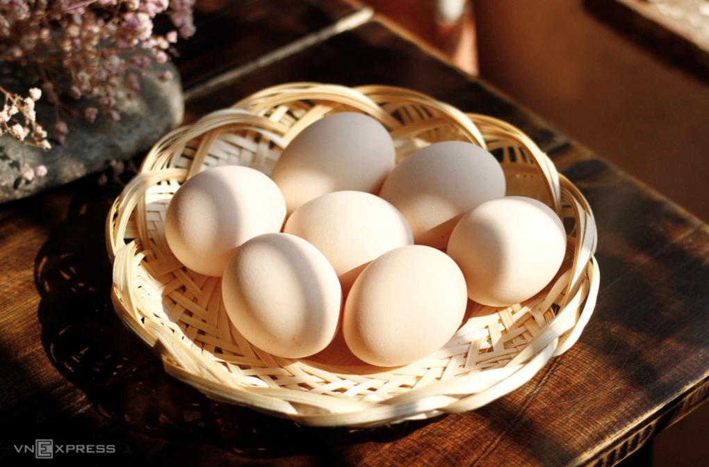 Ăn trứng lòng đào, để qua đêm trữ lạnh hoặc ăn khi cảm sốt dễ gây khó tiêu, tổn thương dạ dày và cản trở hồi phục sức khỏe. Ảnh: Bùi Thủy