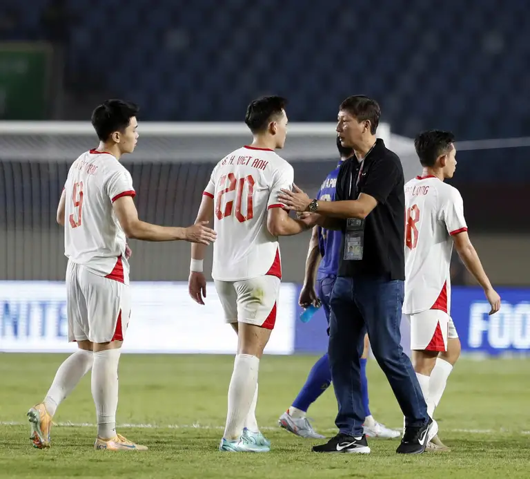 Thầy Kim động viên các học trò