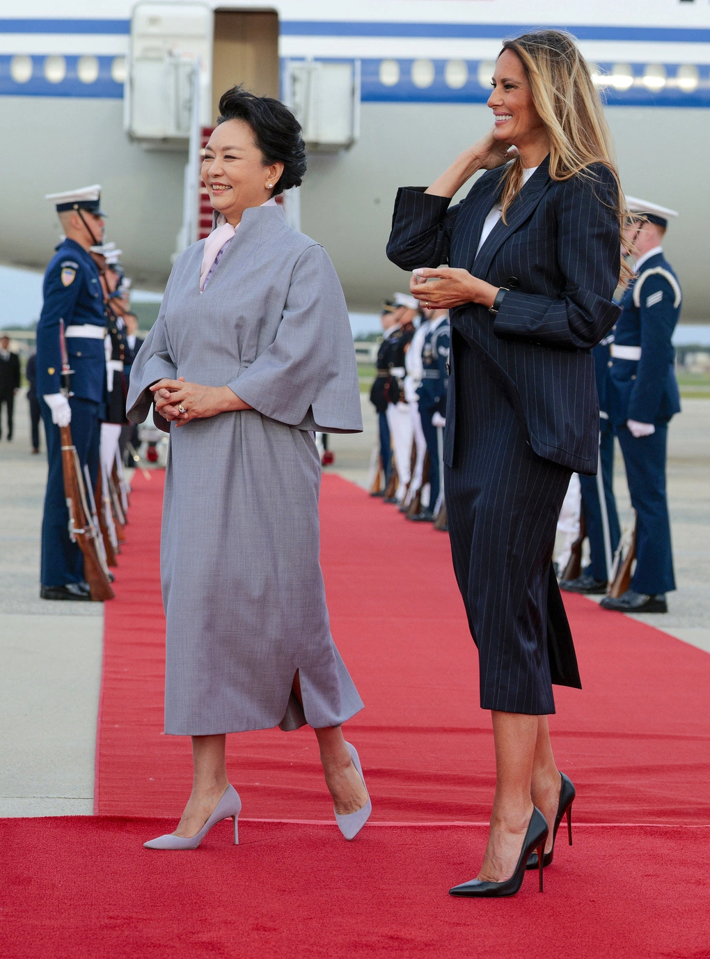 Bà Bành Lệ Viên và bà Melania Trump tại Căn cứ Không quân Andrews ở Maryland ngày 23/9. Ảnh: AFP