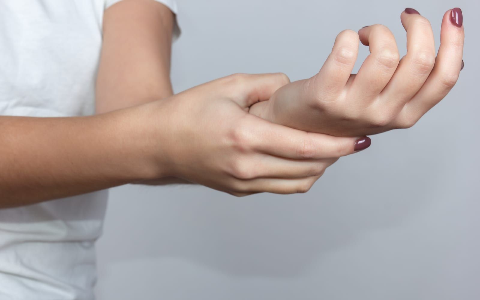 Nếu tê tay đi kèm đau cổ, đau lan xuống cánh tay hoặc cảm giác yếu dần, bạn nên đi khám để xác định vị trí và nguyên nhân chèn ép - Ảnh: Texasnasc