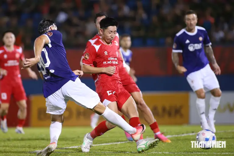 Ở tình huống này, Nhật Minh không thể truy cản cú đá của Andrew Jung, nhưng Lê Giang Patrik vẫn kịp đổ người cản phá
