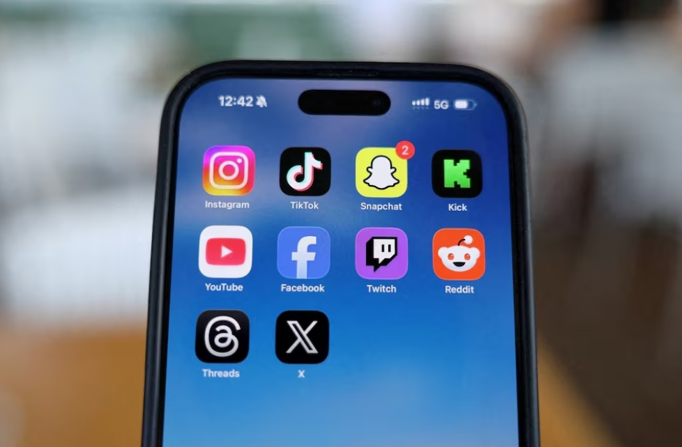 Hy Lạp lên kế hoạch siết tuổi sử dụng Instagram, TikTok và Facebook - Ảnh: REUTERS
