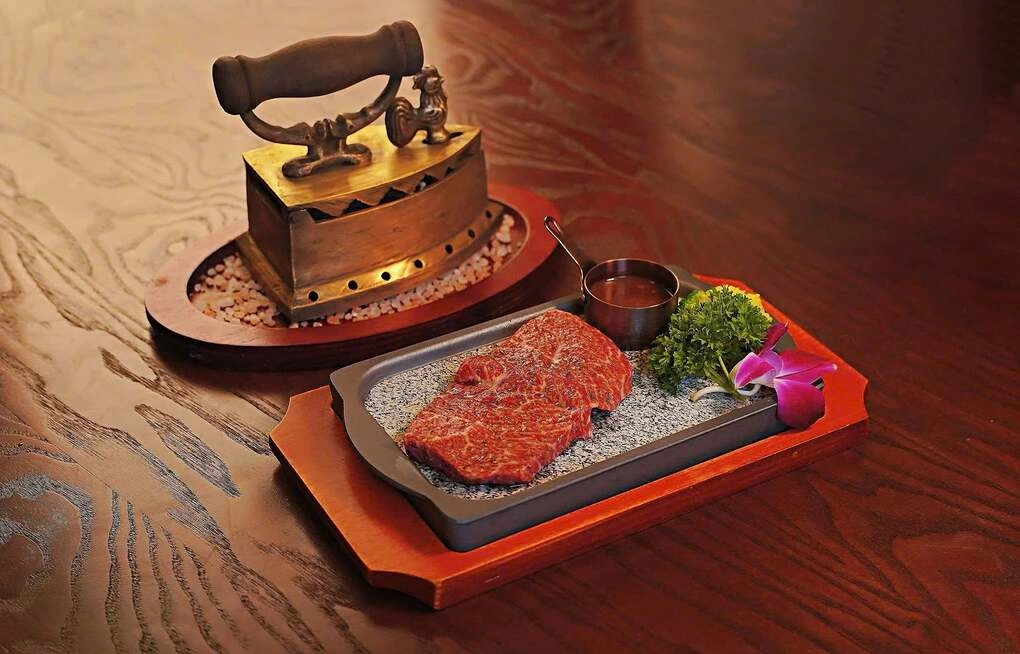 Thịt bò H' Mông được chế biến thành món ăn tại một nhà hàng ở Hà Nội. Ảnh: