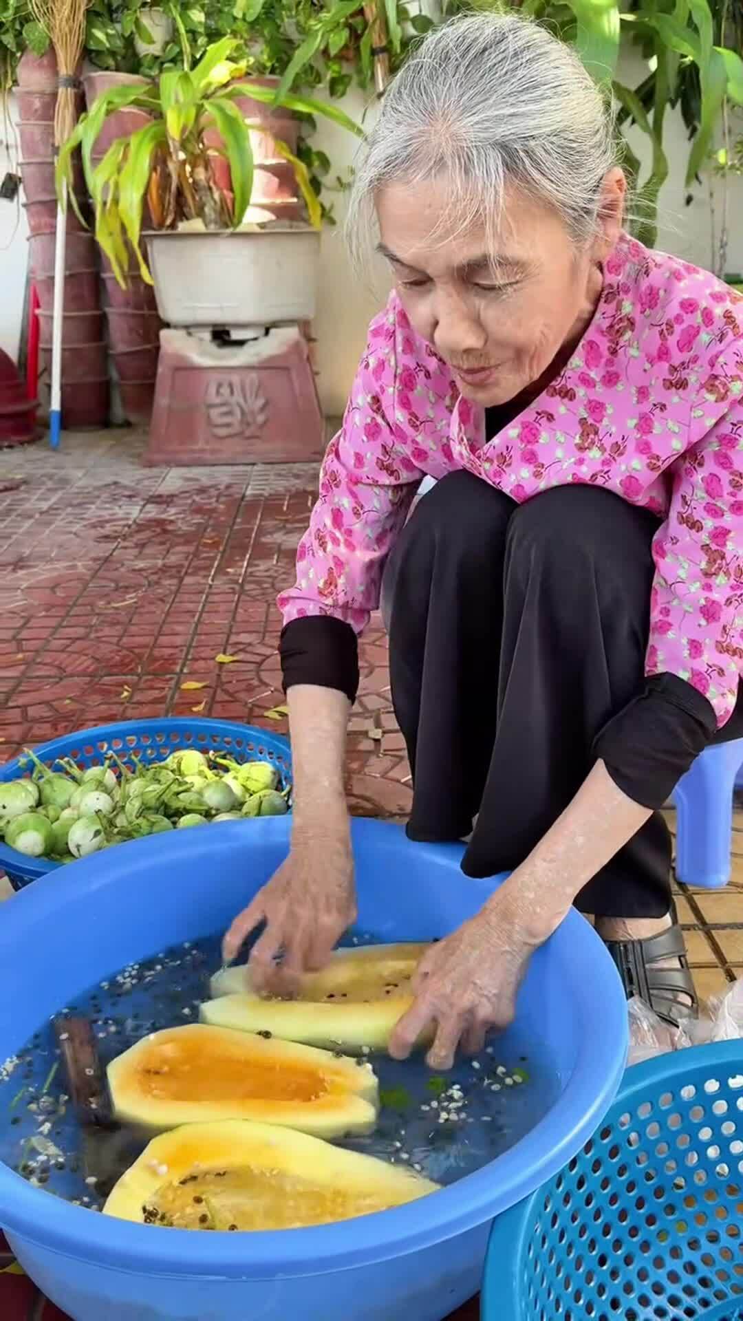 Nghệ sĩ Thanh Hiền làm món mắm cà. Video: Nhân vật cung cấp