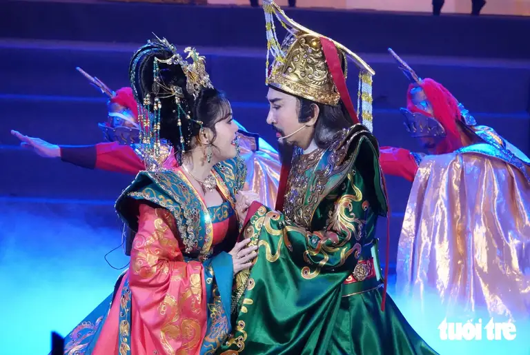 Kim Tử Long và vợ, nghệ sĩ Trinh Trinh, thể hiện trích đoạn Dương Quý Phi - Đường Minh Hoàng - Ảnh: LINH ĐOAN