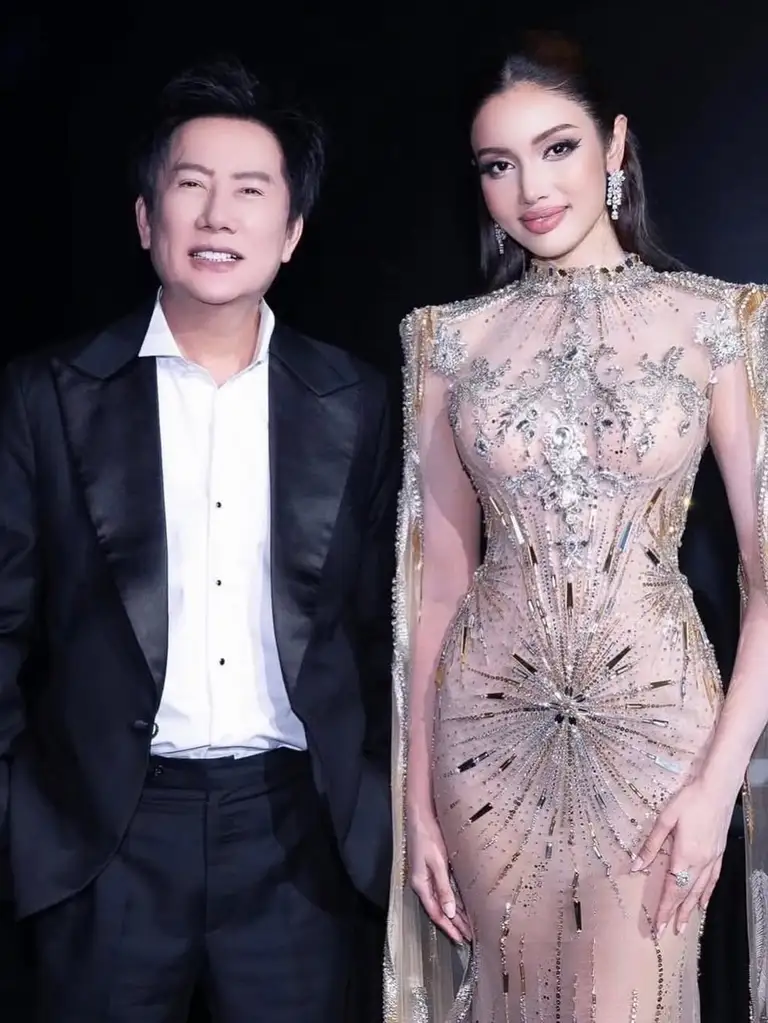 Veena Praveenar Singh và ông Nawat trong chuyến thăm Việt Nam do hoa hậu Hương Giang mời - Ảnh: IGNV
