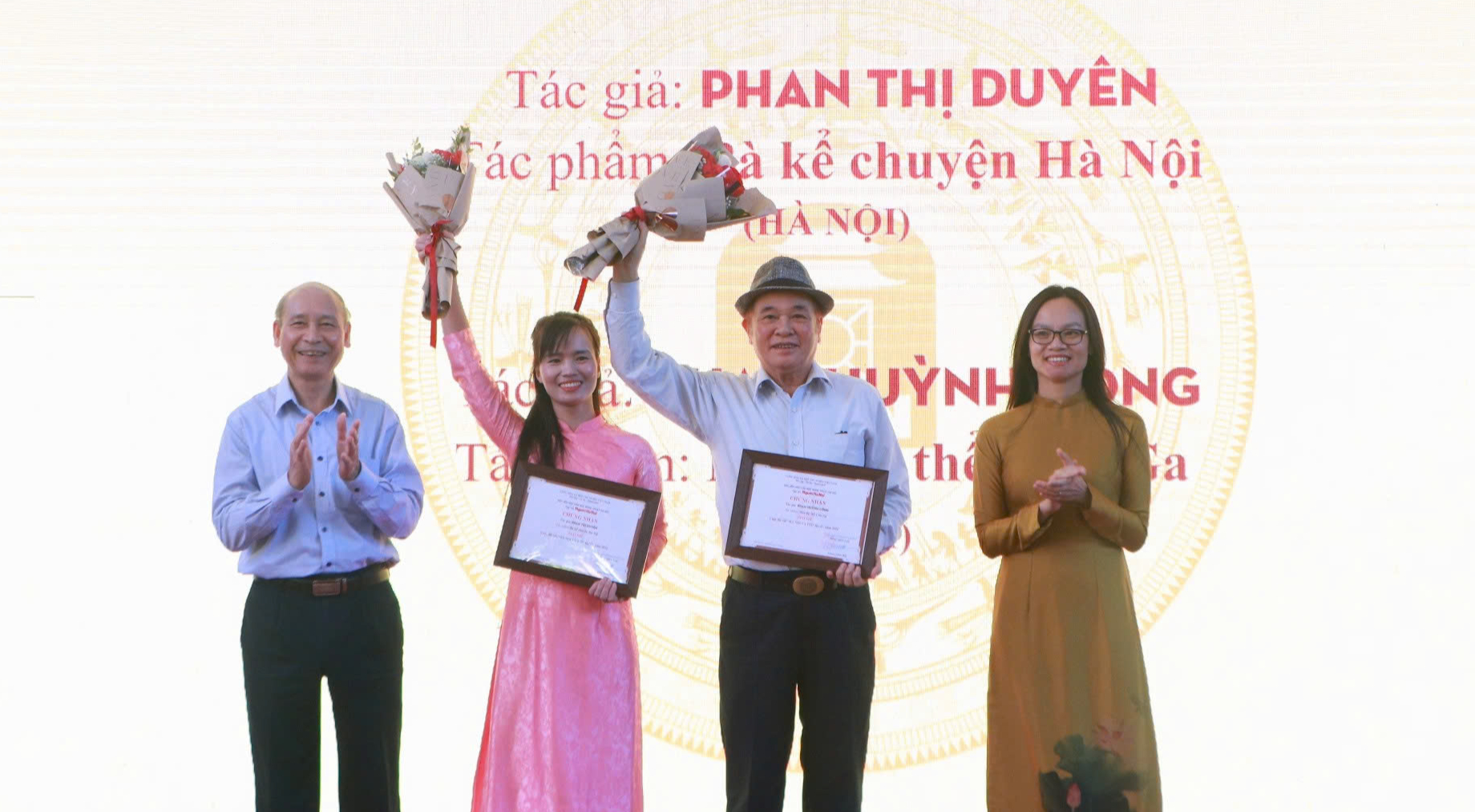 Hai tác giả nhận giải nhì: Phạm Huỳnh Công (thứ hai bên phải), Phan Thị Duyên (thứ hai bên trái) - Ảnh: BTC