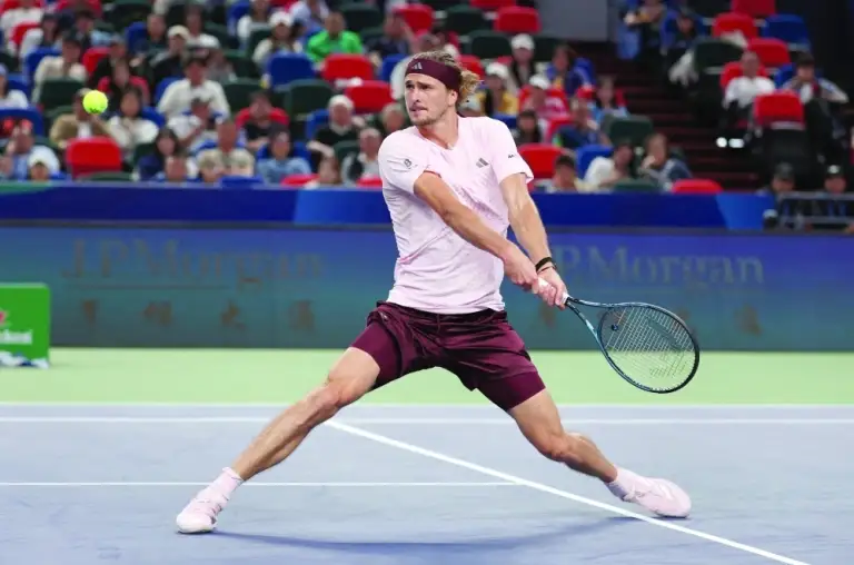 Zverev đánh trái tay ở trận gặp Halys tại vòng hai Thượng Hải Masters trên sân Qizhong, Thượng Hải, Trung Quốc, tháng 10/2026. Ảnh: Reuters