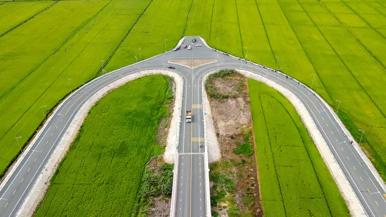 Đường hình vòng cung xuyên đồng lúa ở An Giang