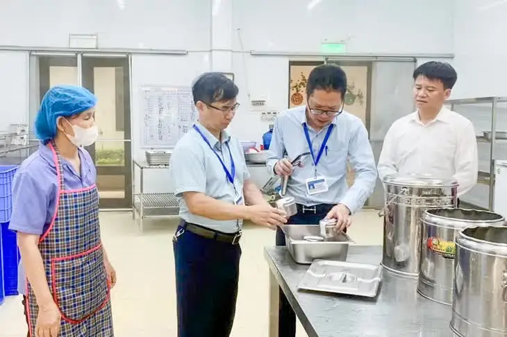 Đoàn kiểm tra an toàn thực phẩm liên ngành của tỉnh Bắc Ninh giám sát một bếp ăn tập thể - Ảnh: TTO