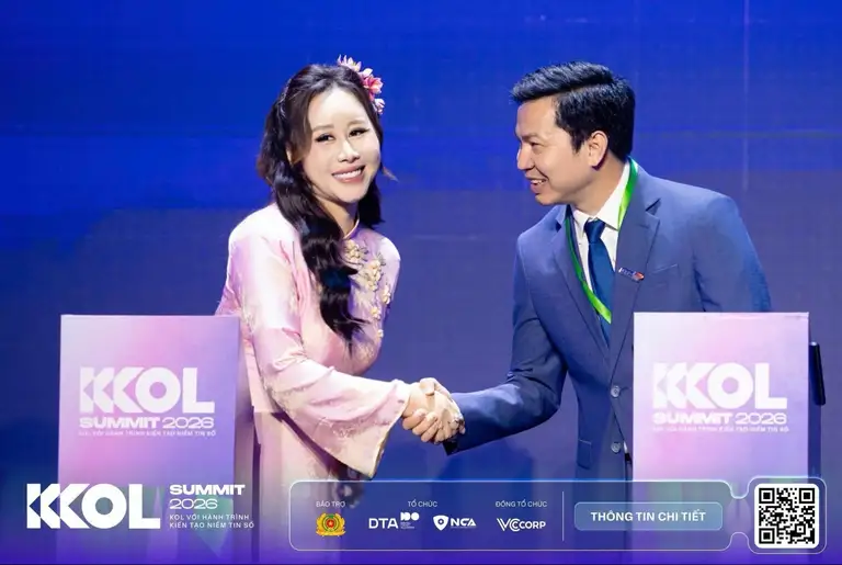 Đại tá Lê Công Anh - Phó Giám đốc CA TP Hồ Chí Minh, Chủ tịch CLB Niềm tin số TPHCM và bà Nguyễn Bích Minh - Phó TGĐ VCCorp, Phó Chủ tịch CLB Niềm tin số Thủ đô tại Hội nghị.