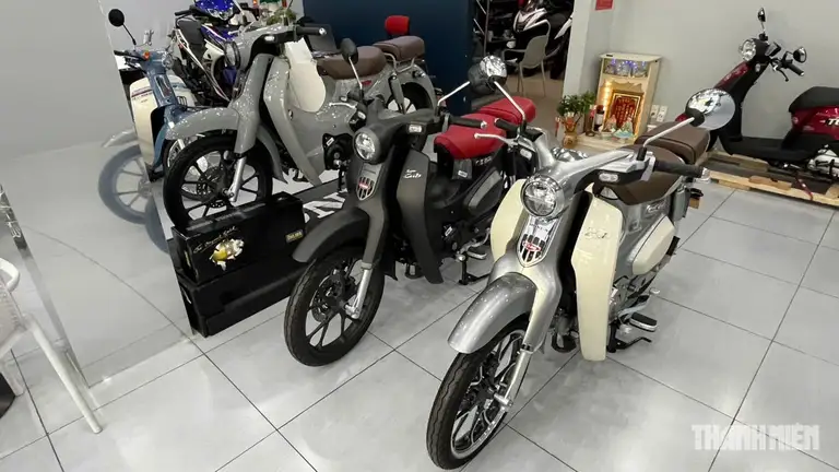 Các cửa hàng không chính hãng có sẵn Super Cub C125 2026 để bán nhưng giá lên tới 130 triệu đồng