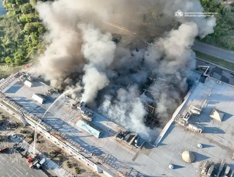Hiện trường trung tâm mua sắm bị drone Nga tấn công ở thành phố Kryvyi Rih, Ukraine ngày 21-8 - Ảnh: REUTERS