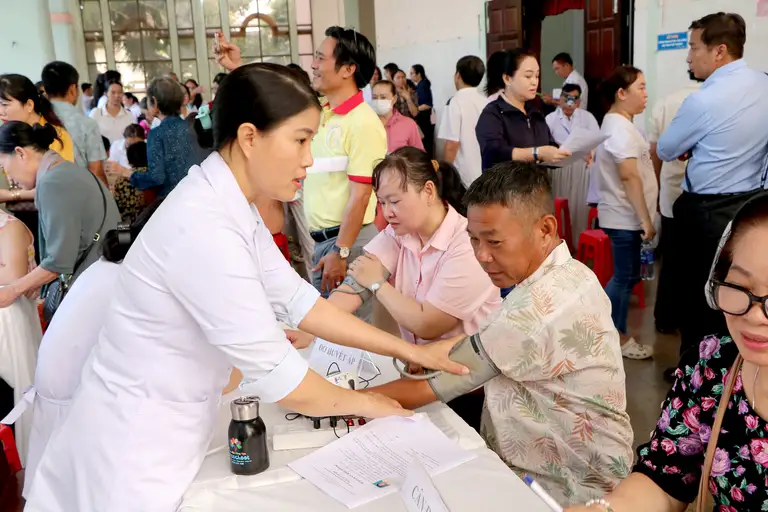 Bác sĩ trạm y tế TP.HCM thăm khám cho người dân - Ảnh: THU HIẾN
