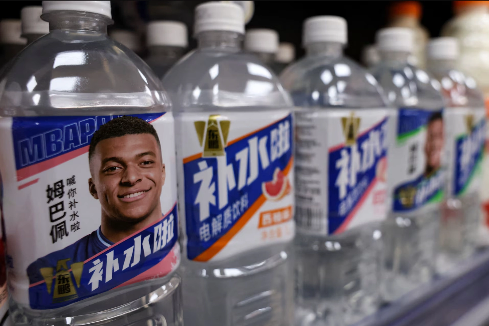 Các sản phẩm đồ uống đóng chai của tập đoàn Dongpeng Beverage Group, có in hình Kylian Mbappe, được trưng bày trên kệ tại một cửa hàng ở Bắc Kinh, Trung Quốc, ngày 27/10/2026. Ảnh: Reuters