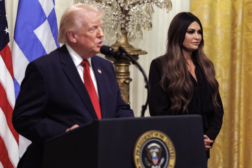 Tổng thống Mỹ Donald Trump (trái) và Đại sứ Mỹ tại Hy Lạp Kimberly Guilfoyle tại Nhà Trắng ngày 26/3. Ảnh: Reuters