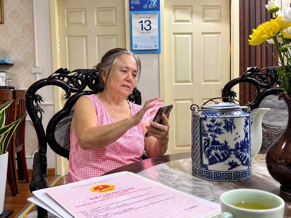 Bà Liệu trong căn hộ tầng 2, khu đô thị Xa La, Hà Đông, ngày 13/10. Ảnh: Phạm Nga