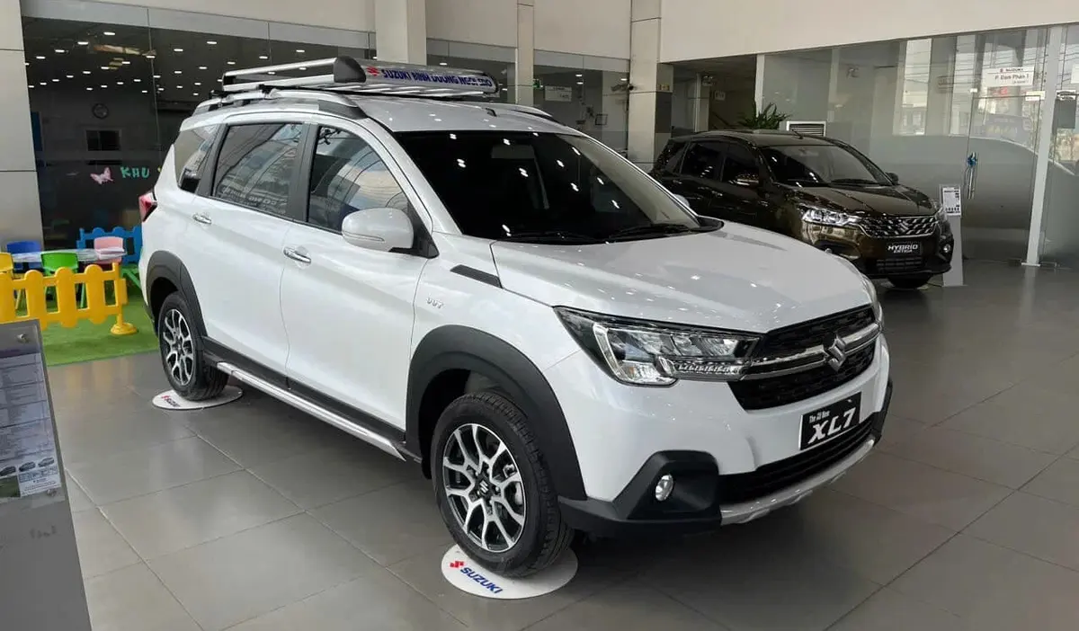 Suzuki XL7 Hybrid cũng là một trong những mẫu xe hybrid được ưa chuộng tại Việt Nam. Điều này đến từ việc mẫu MPV 7 chỗ sở hữu giá bán hấp dẫn, trang bị tính năng, công nghệ về cơ bản đáp ứng đủ nhu cầu sử dụng gia đình cũng như kinh doanh dịch vụ taxi… Trong nửa đầu năm 2026, doanh số Suzuki XL7 Hybrid đạt 995 xe, giảm gần 200 xe so với cùng kỳ năm ngoái. Mẫu xe này trang bị động cơ 1.5 lít hút khí tự nhiên VVT và có thêm một máy phát điện khởi động tích hợp (ISG) cùng gói pin lithium-ion dung lượng nhỏ nằm dưới ghế phụ. Hệ thống này có công suất 103 mã lực và mô-men xoắn 138 Nm tại vòng tua 4.400 vòng/phút. Suzuki XL7 Hybrid phân phối tại Việt Nam nhập khẩu từ Indonesia, giá bán từ 599 triệu đồng