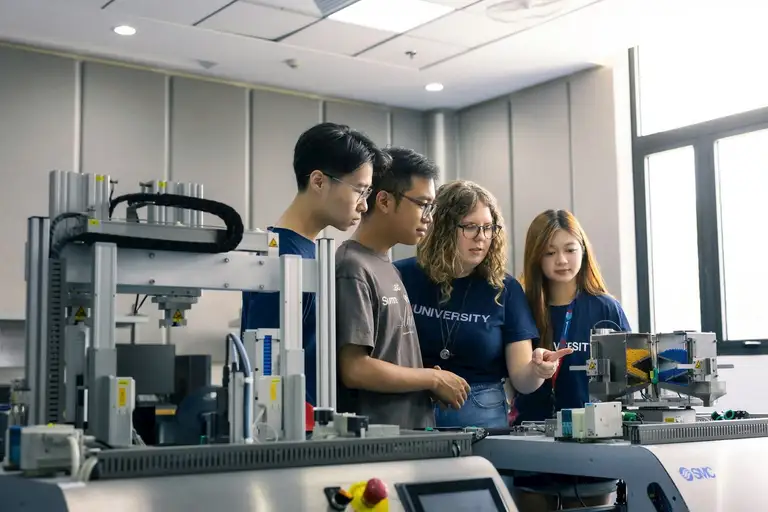 Giảng viên và sinh viên VinUni tại phòng lab. Ảnh: VinUni