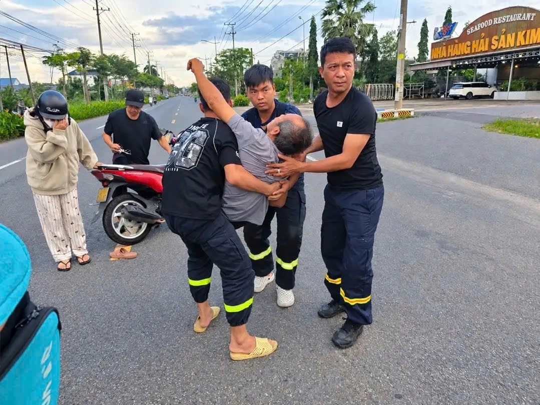 Cảnh sát PCCC kịp thời cứu người bị tai nạn giao thông